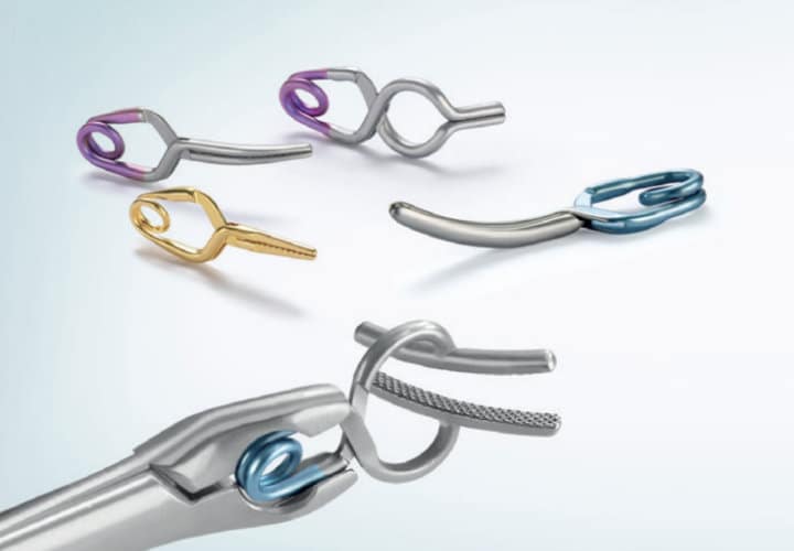 Existem vários tamanhos e formatos de clipes para aneurismas.